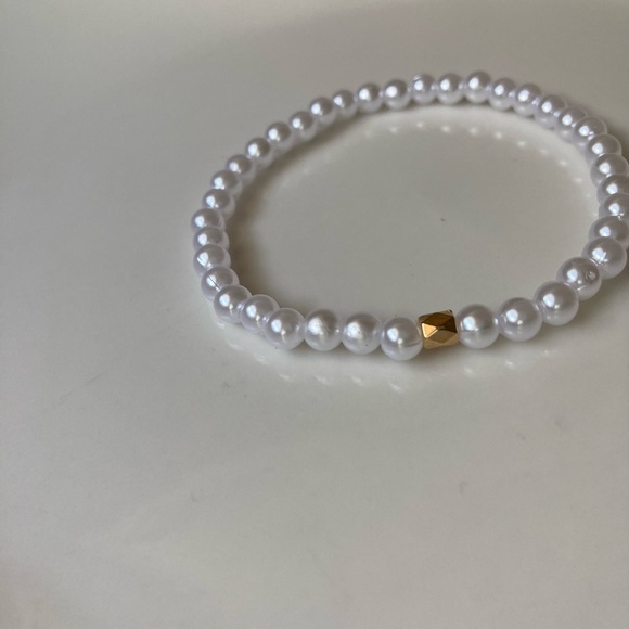 Elegant White Pearl Necklace with Gold Accent - Picture 8 of 12